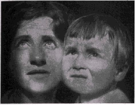 Bates 书里的图 47:一个 37 岁的妇女和一个 4 岁的儿童直视太阳而没有不适。(本文注:请勿尝试!)