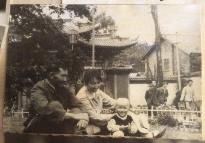 我大约两岁时和外公、母亲在昆明